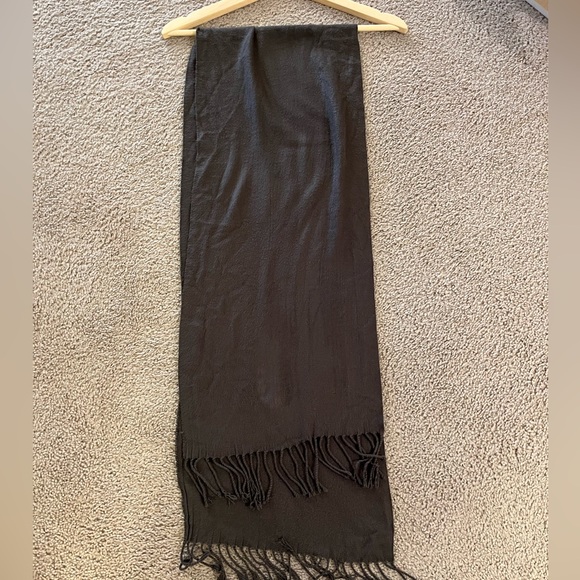 Beautiful and soft grey scarf - EUC - Picture 2 of 3